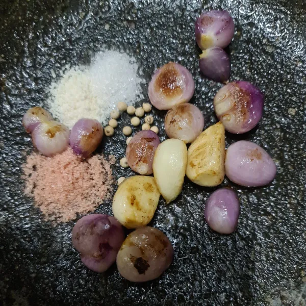 Sangrai bawang merah dan bawang putih. Lalu ulek hingga halus bawang merah, bawang putih, gula pasir, garam, dan merica.