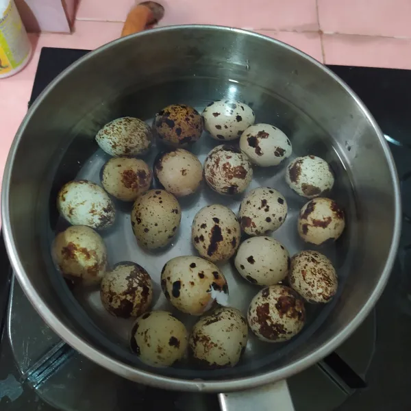 Rebus telur puyuh dan garam hingga telur matang (7-10 menit). Buang airnya dan ganti dengan air dingin. Kupas dan sisihkan.