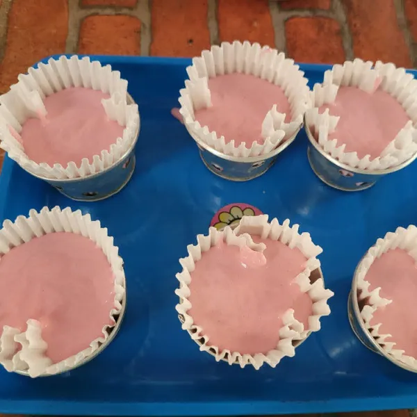 Siapkan cetakan bolu kukus, pertama tuang adonan berwarna merah muda hingga 3/4 bagian.