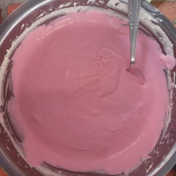Bagi adonan menjadi 4 bagian, 1 bagian beri pewarna merah muda, lalu aduk rata. Untuk warna ini adonan dibuat agak banyak.