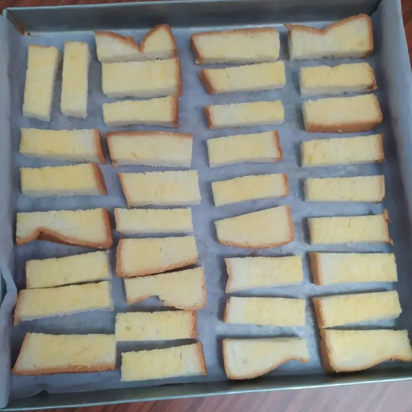 Potong roti sesuai selera. 
Letakkan dalam loyang yang diberi alas baking paper dan sudah dioles tipis margarin.