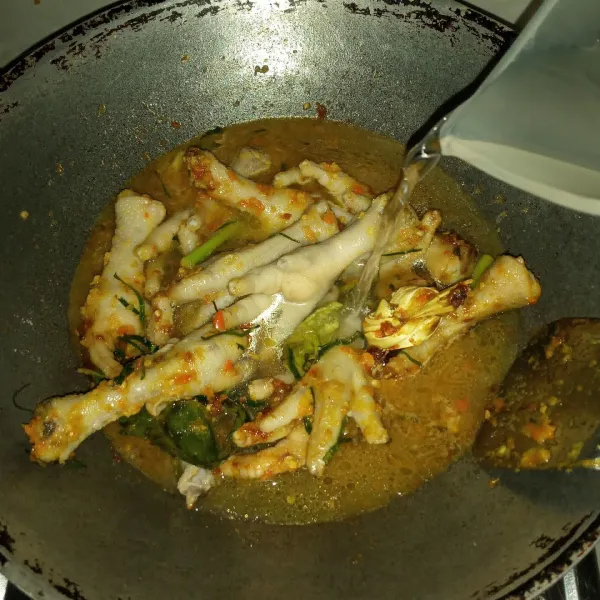 Tuang 800 ml air, masak sampai ceker empuk.