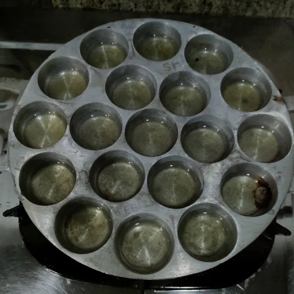 Panaskan cetakan, beri sedikit minyak goreng.