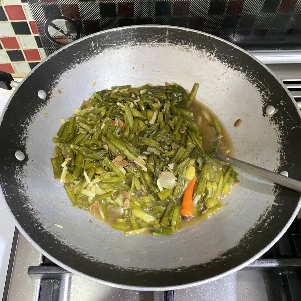 Tambahkan air dan test rasa, biarkan hingga matang.