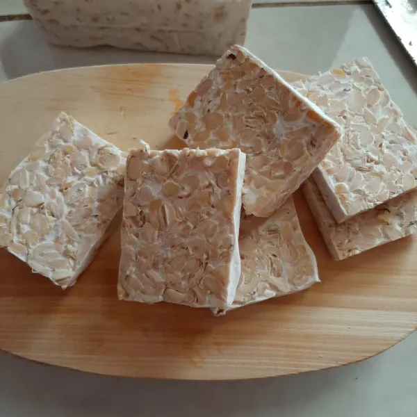 Potong tempe sesuai selera.