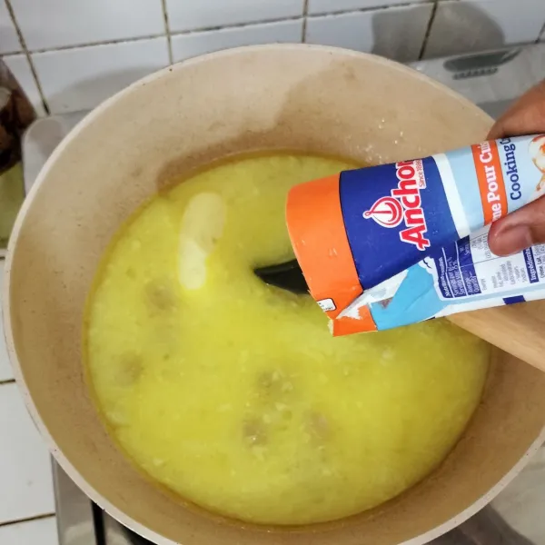 Masukkan air, tunggu hingga mendidih lalu tambahkan cooking cream, aduk rata.