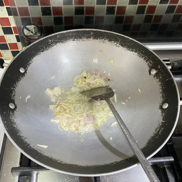 Tumis bawang merah dan bawang putih hingga harum.