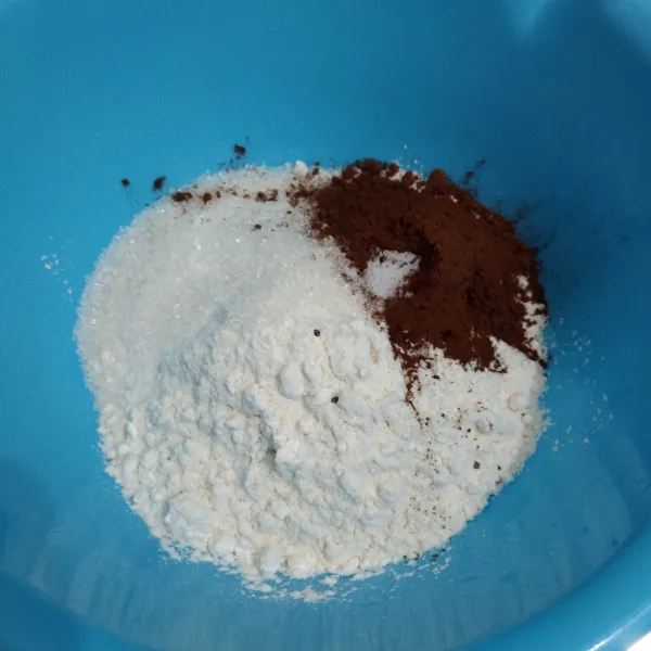 Campurkan tepung terigu, coklat bubuk, gula pasir dan garam, aduk rata.