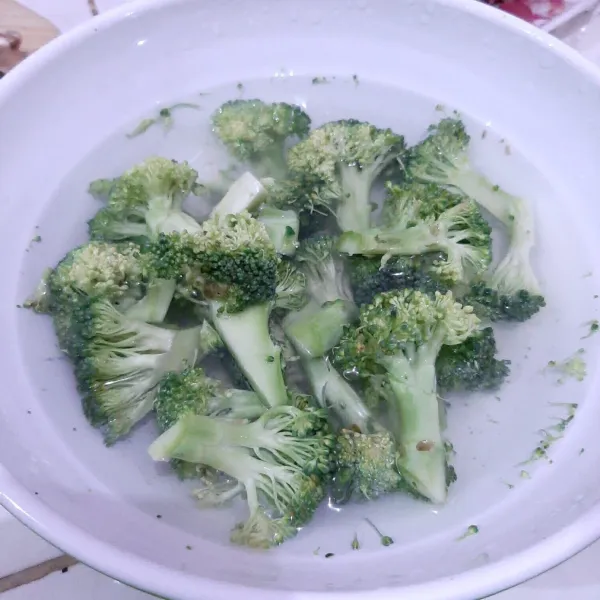 Potong brokoli, rendam air garam lalu cuci bersih.