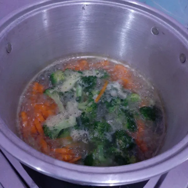 Masukkan wortel, brokoli, garam dan kaldu bubuk.