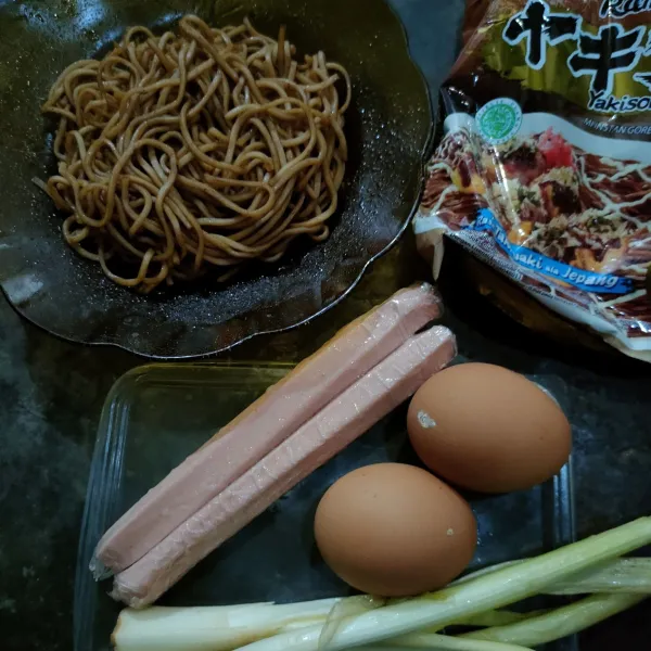 Siapkan semua bahan. Rebus mie, angkat, tiriskan, lalu potong mie kecil-kecil. Kemudian campur dengan bumbunya.