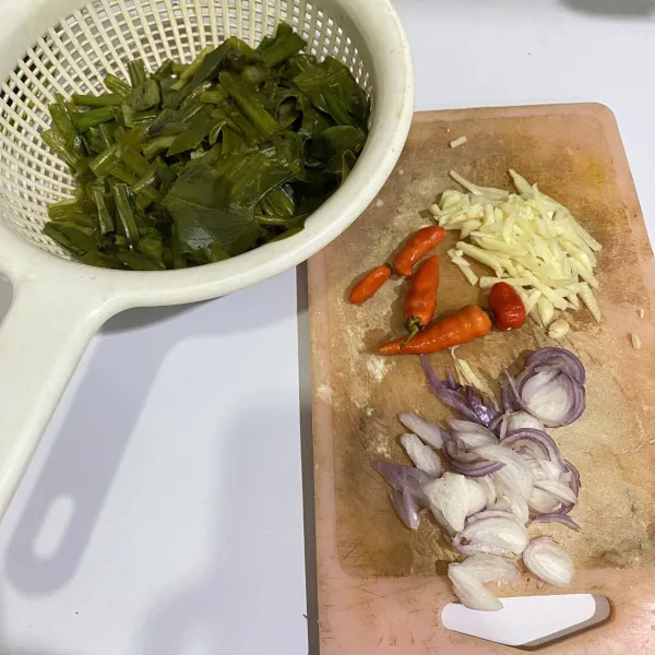 Iris bawang merah dan cincang bawang putihnya.