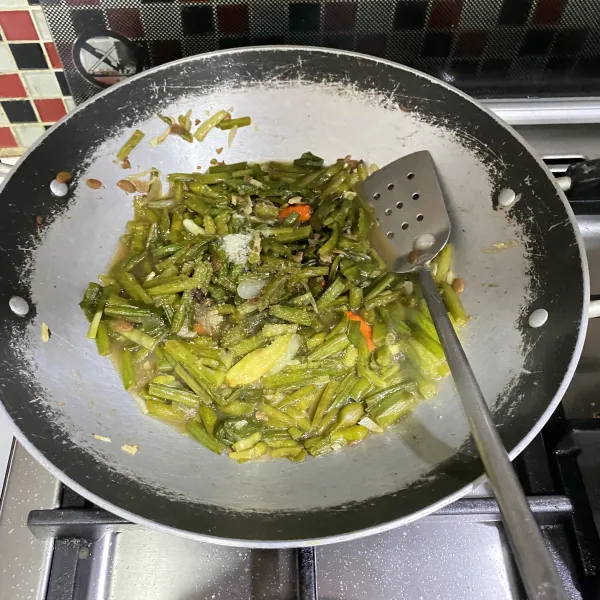 Beri gula dan garam.