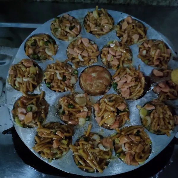 Setelah bagian bawah keras, balik. Masak sampai semua matang. Angkat dan siap dinikmati.