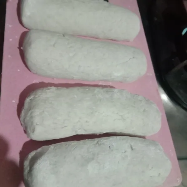 Setelah selesai beberapa lenjer, siap direbus.