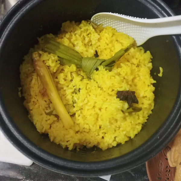 Masak nasi hingga matang, setelah matang buang bumbu aromatiknya.