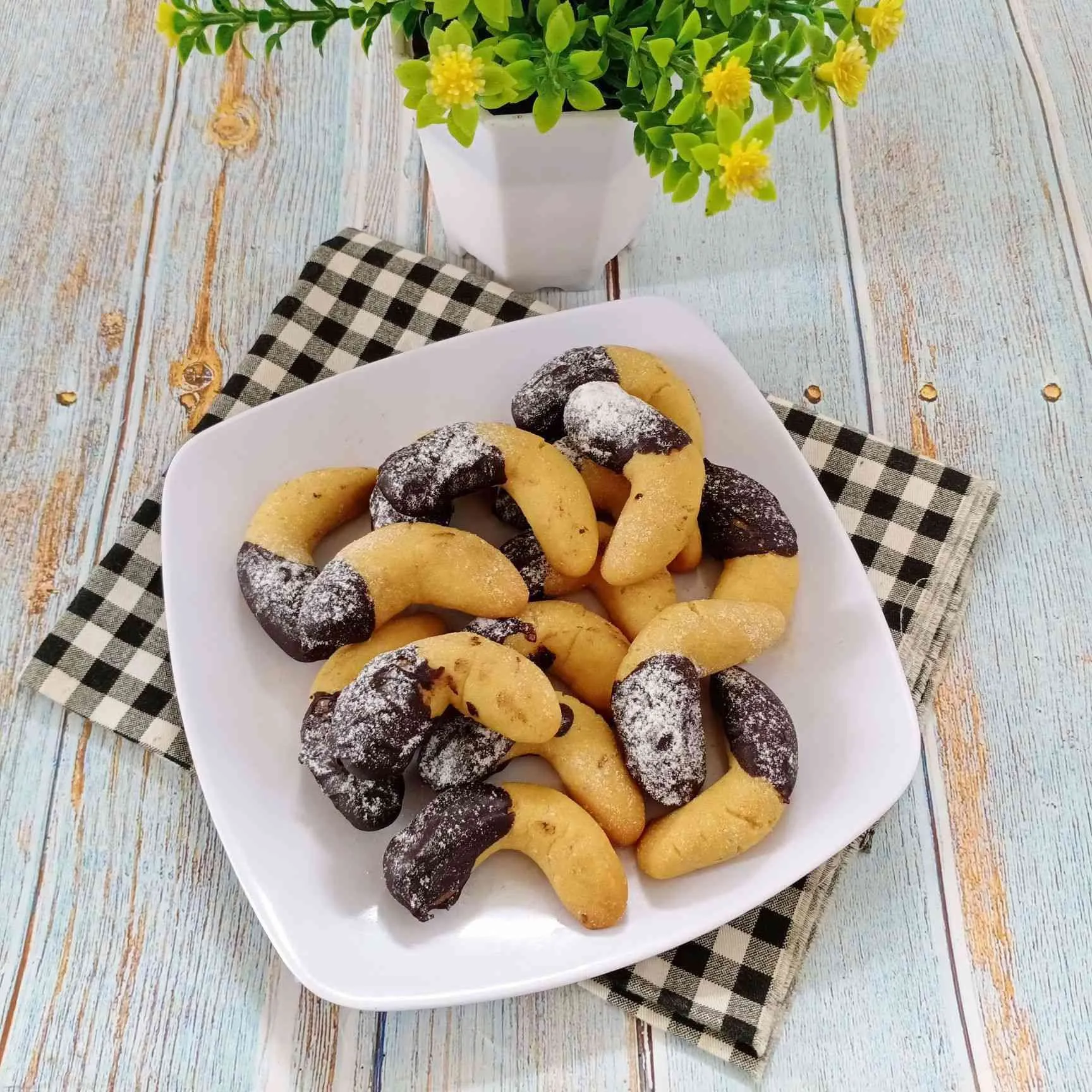 Almond Crescent Cookies