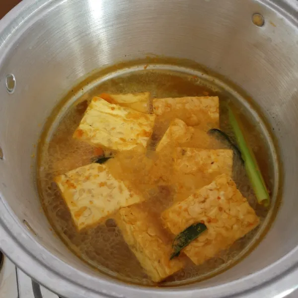 Tunggu sampai bumbu meresap atau air mulai sat.