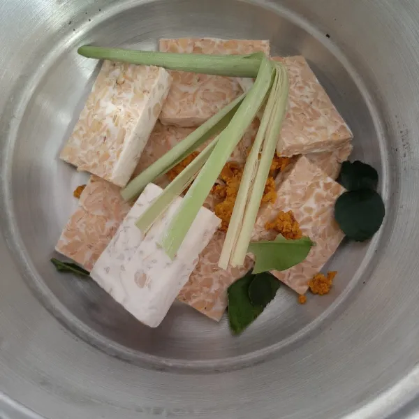 Masukkan tempe dan bumbu dalam panci.