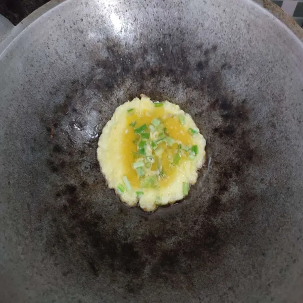 Panaskan minyak goreng, dadar telur hingga golden brown, kemudian angkat dan tiriskan minyaknya.