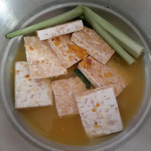 Tambahkan air lalu masak.