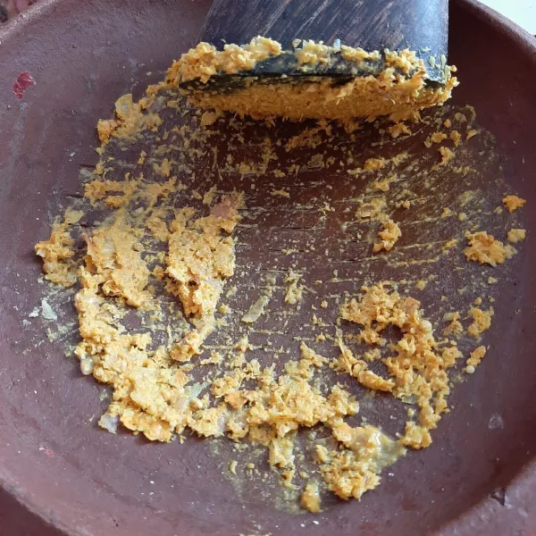 Haluskan bumbu halus.