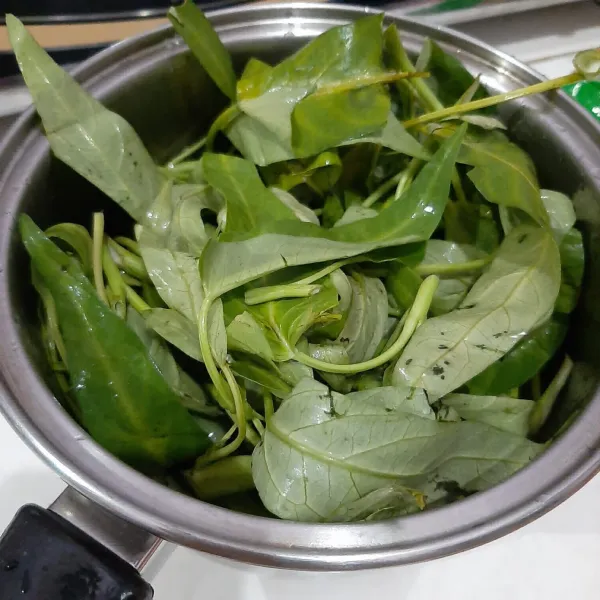 Potong kangkung, cuci bersih.