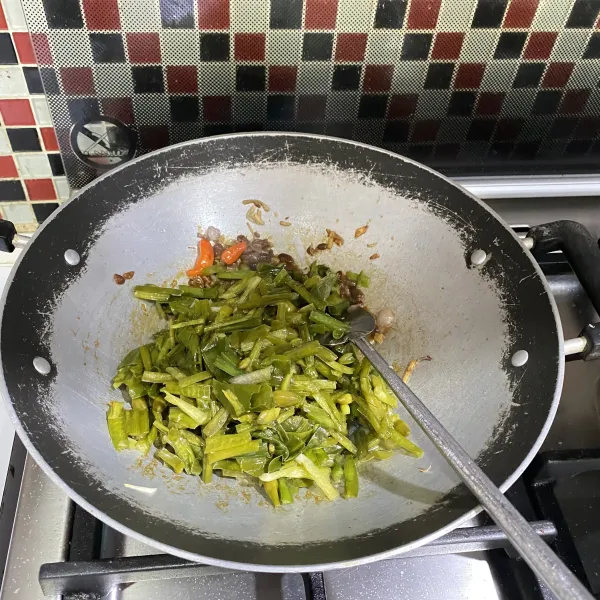 Masukkan genjer yang sudah disiapkan.