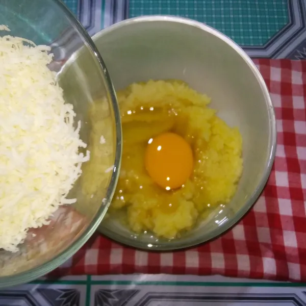 Masukkan telur dan keju parut parmesan. Aduk hingga tercampur rata.