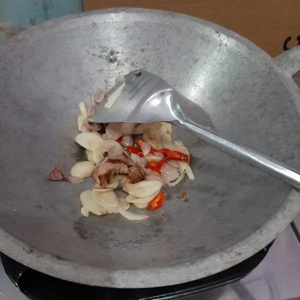 Tumis bawang merah, bawang putih, cabe dan lengkuas hingga harum. Tambahkan air.