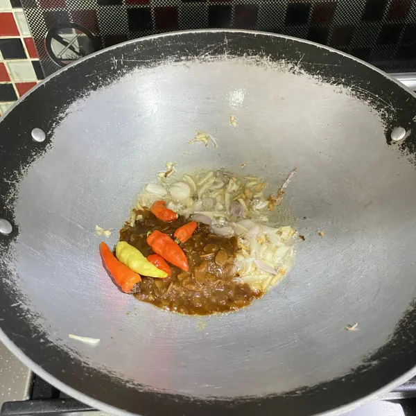 Masukkan tauco dan cabe rawit utuh, aduk.