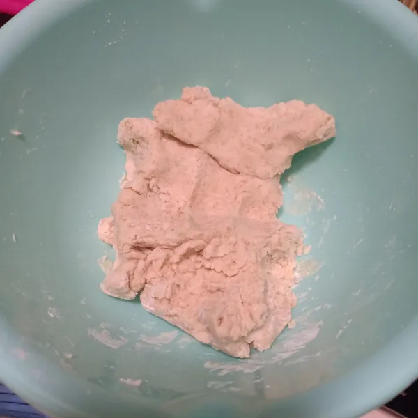 Campurkan tepung oatmeal dengan telur dan air, aduk rata.