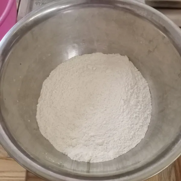 Campur tepung terigu, susu bubuk dan baking powder.