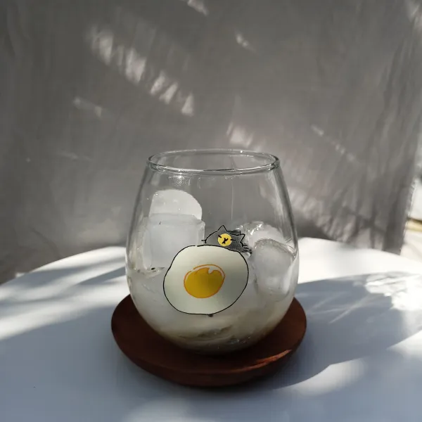 Tambahkan biji selasih.