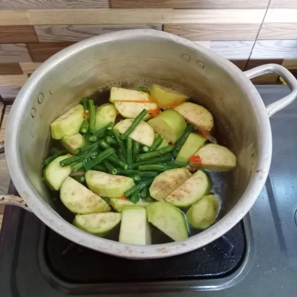 Kemudian masukkan terong dan kacang panjang. Masak sampai empuk.