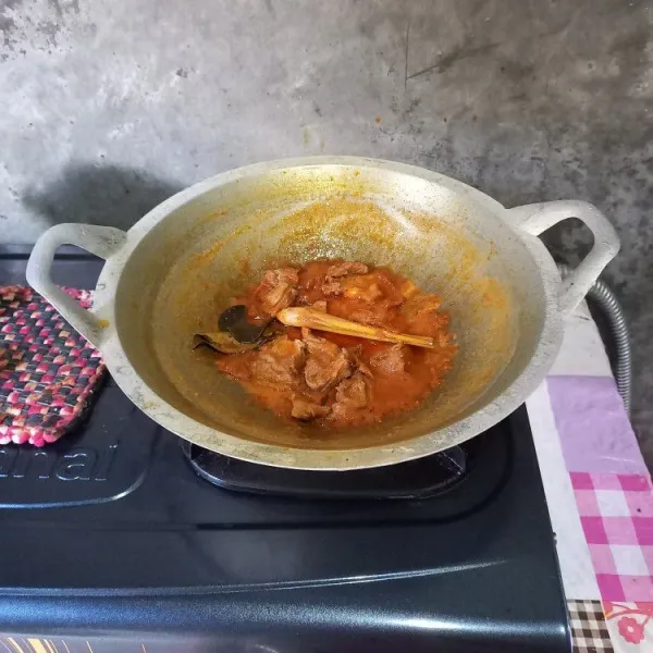 Masak sampai daging empuk.