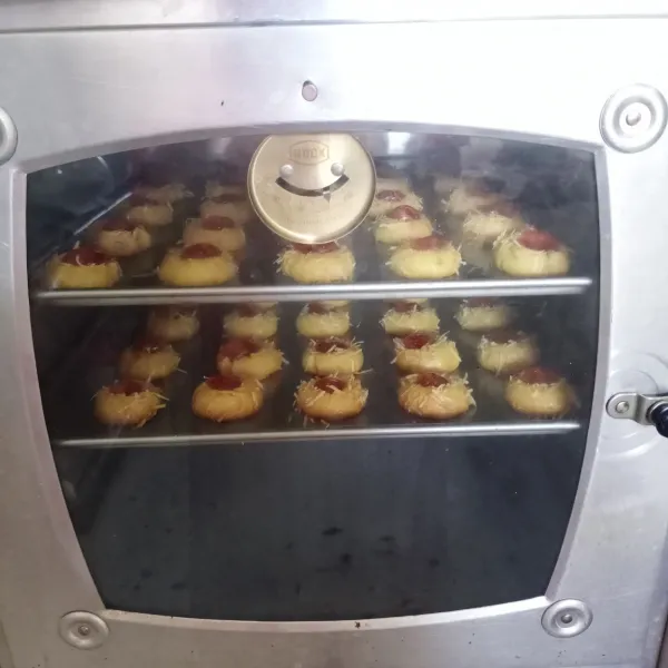 Panggang dengan suhu 150°C sampai matang. Sesuaikan dengan oven masing-masing.