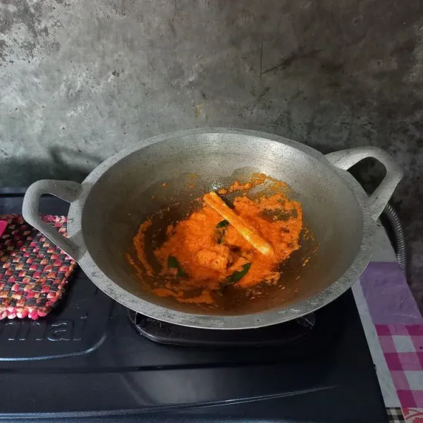 Tumis bumbu halus bersama bumbu cemplung.