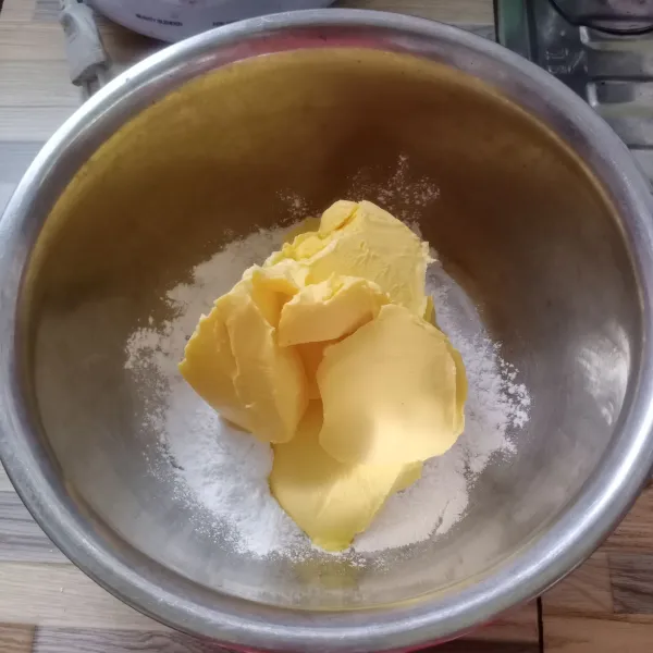 Mixer gula halus dan margarin sebentar saja. Cukup 2 menit.
