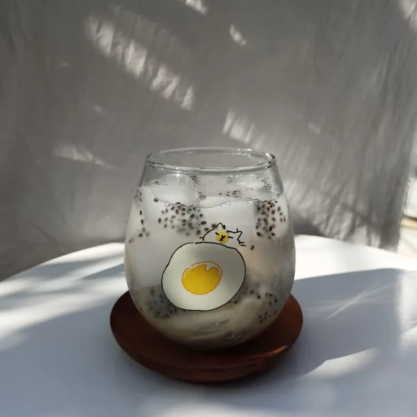 Tambahkan air mineral.