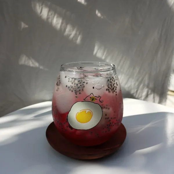 Tambahkan sirup coco pandan.
Sajikan.