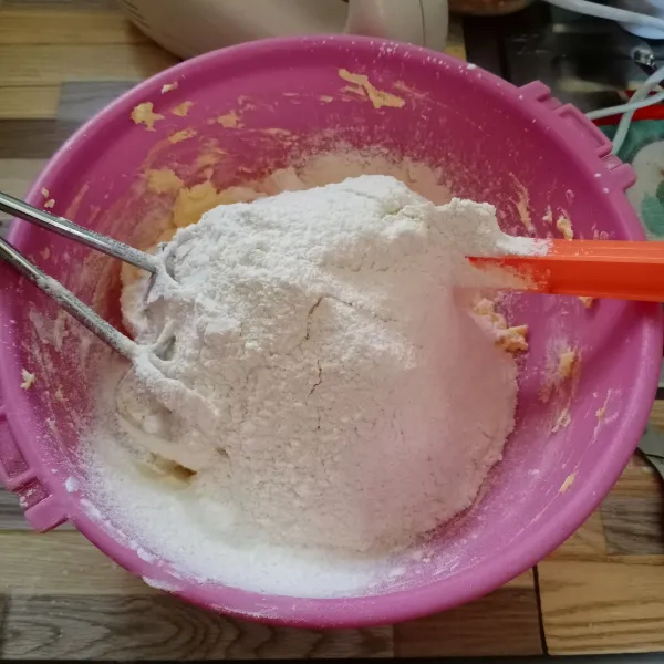 Masukkan campuran tepung terigu dan tepung maizena.