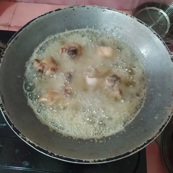 Goreng hingga kecoklatan lalu sajikan dengan taburan bawang putih goreng.