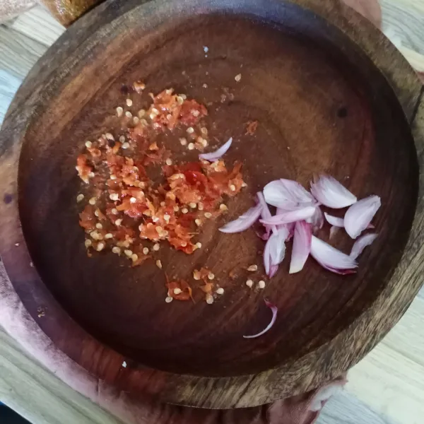 Haluskan cabe rawit, iris tipis bawang merah.