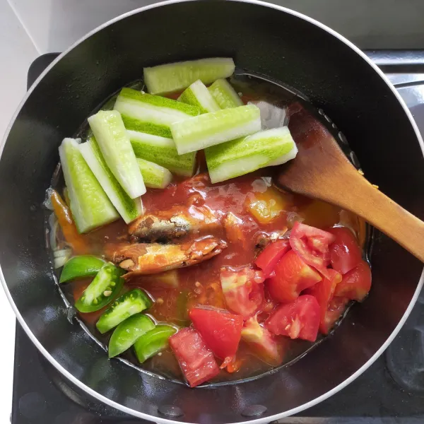 Kemudian masukan timun, tomat merah dan tomat hijau.