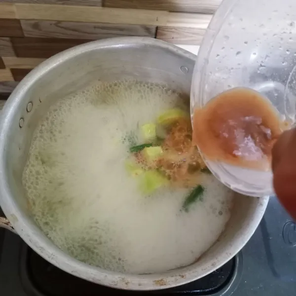 Kemudian masukkan air asam Jawa, garam dan kaldu bubuk.