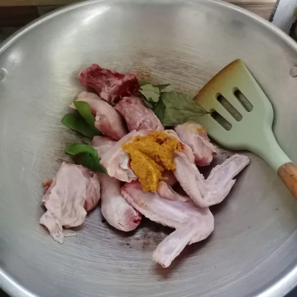 Masukkan ke dalam wajan ayam, bumbu halus dan daun salam.
