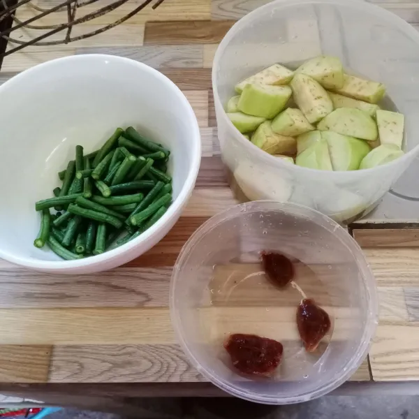 Siapkan bahan yang akan diolah. Cuci bersih sayuran.