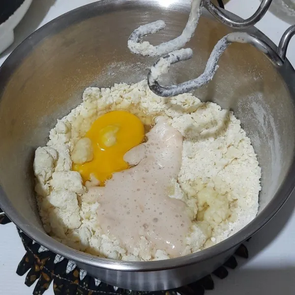 Lalu tambahkan biang, telur dan gula pasir, uleni hingga kalis.