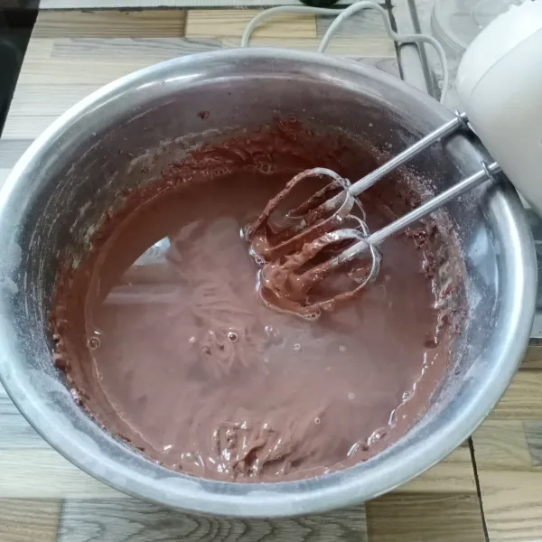 Masukkan campuran tepung terigu, tepung maizena dan coklat bubuk, mixed dengan kecepatan rendah. Kemudian masukkan air, mixer rata.